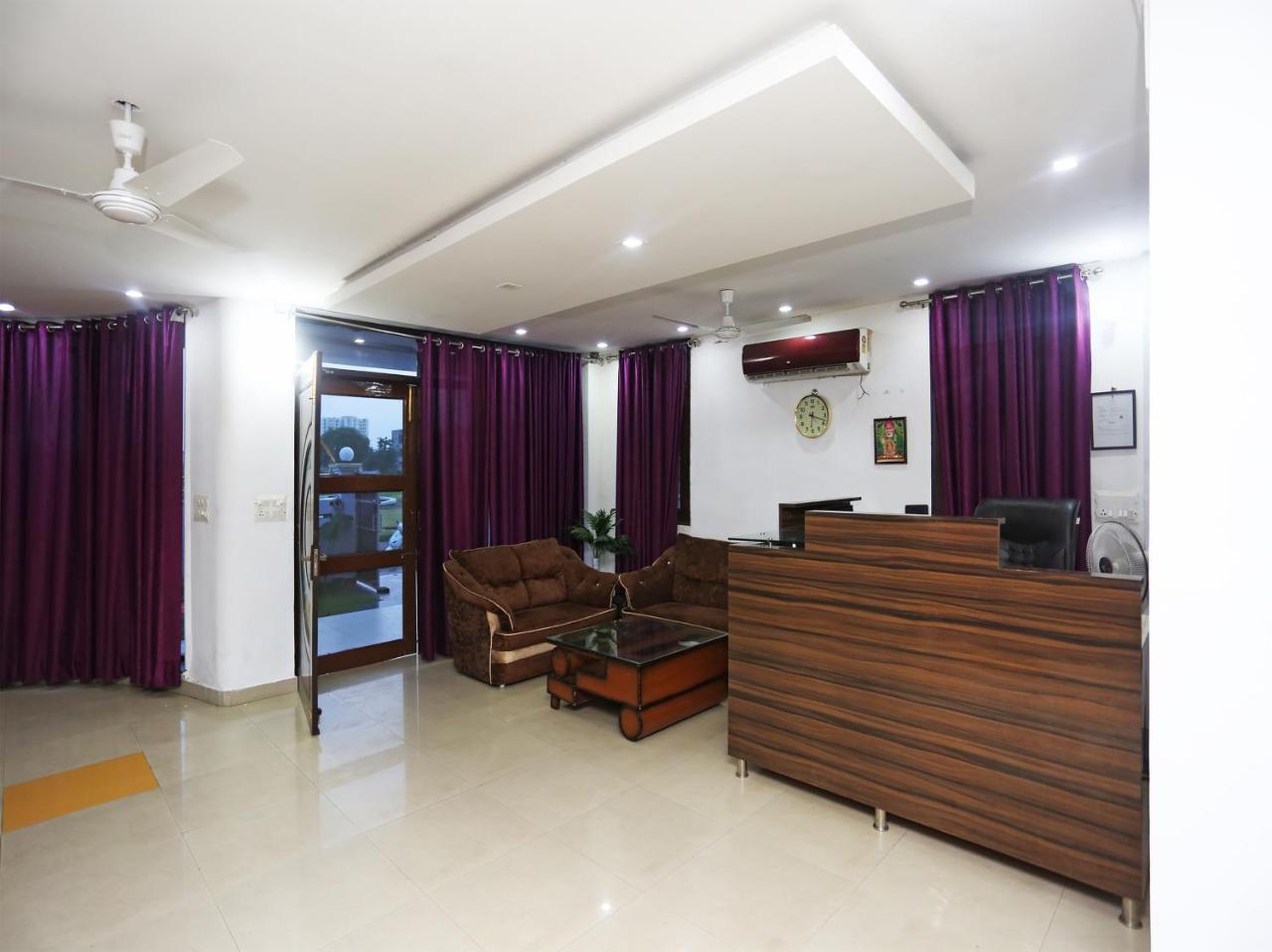 Oyo 18648 Raj 3* Lucknow