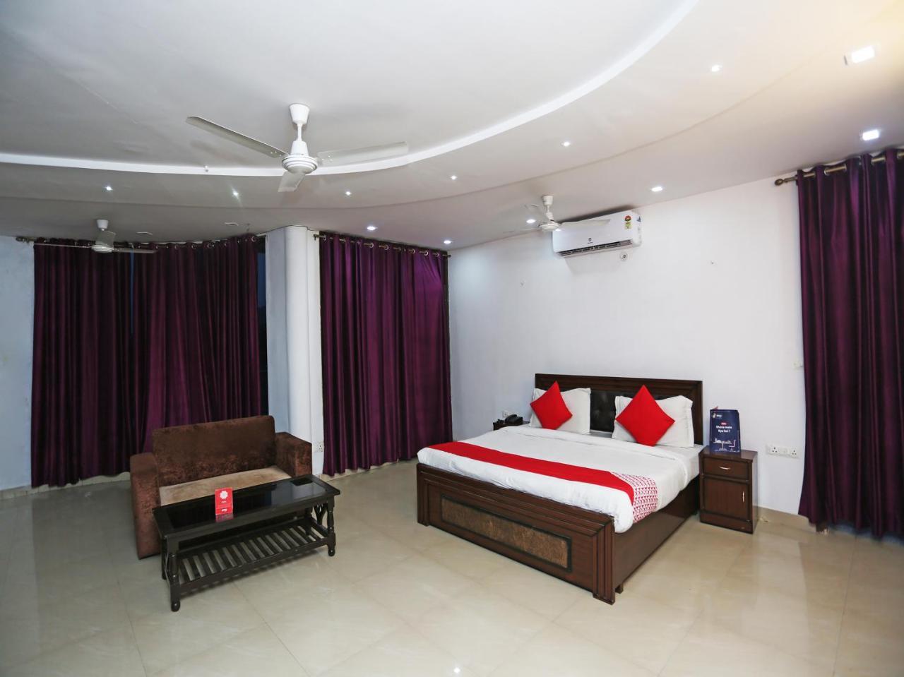 Oyo 18648 Raj Hotel 3*