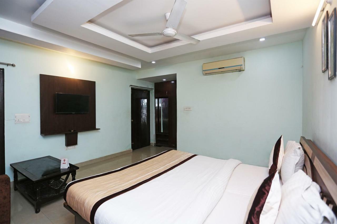 Oyo 18648 Raj Hotel